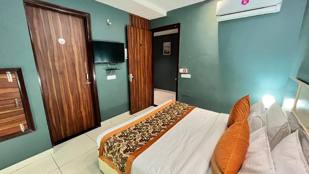 Qotel Hotel Church House Rohini Sector 15 Delhi  Buitenkant foto