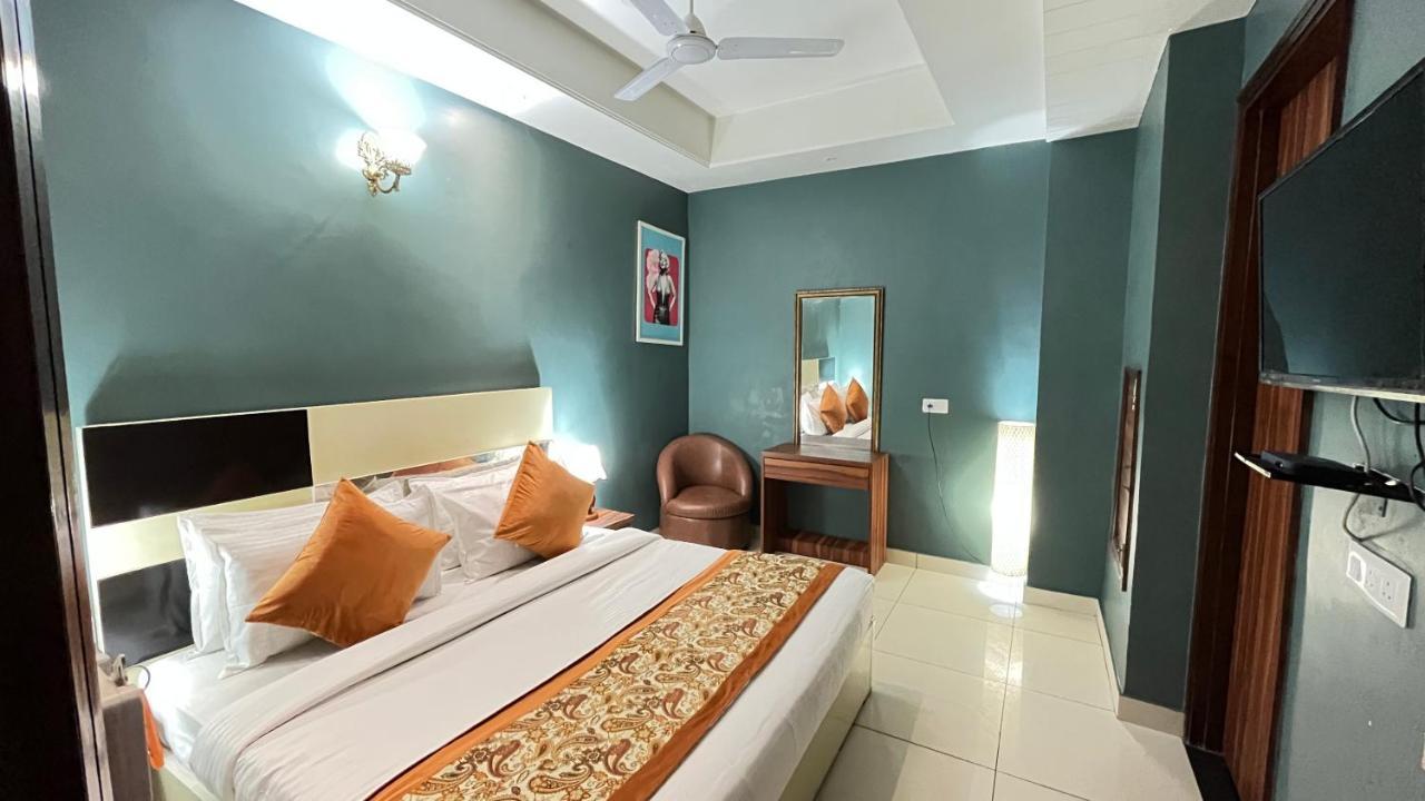 Qotel Hotel Church House Rohini Sector 15 Delhi  Buitenkant foto
