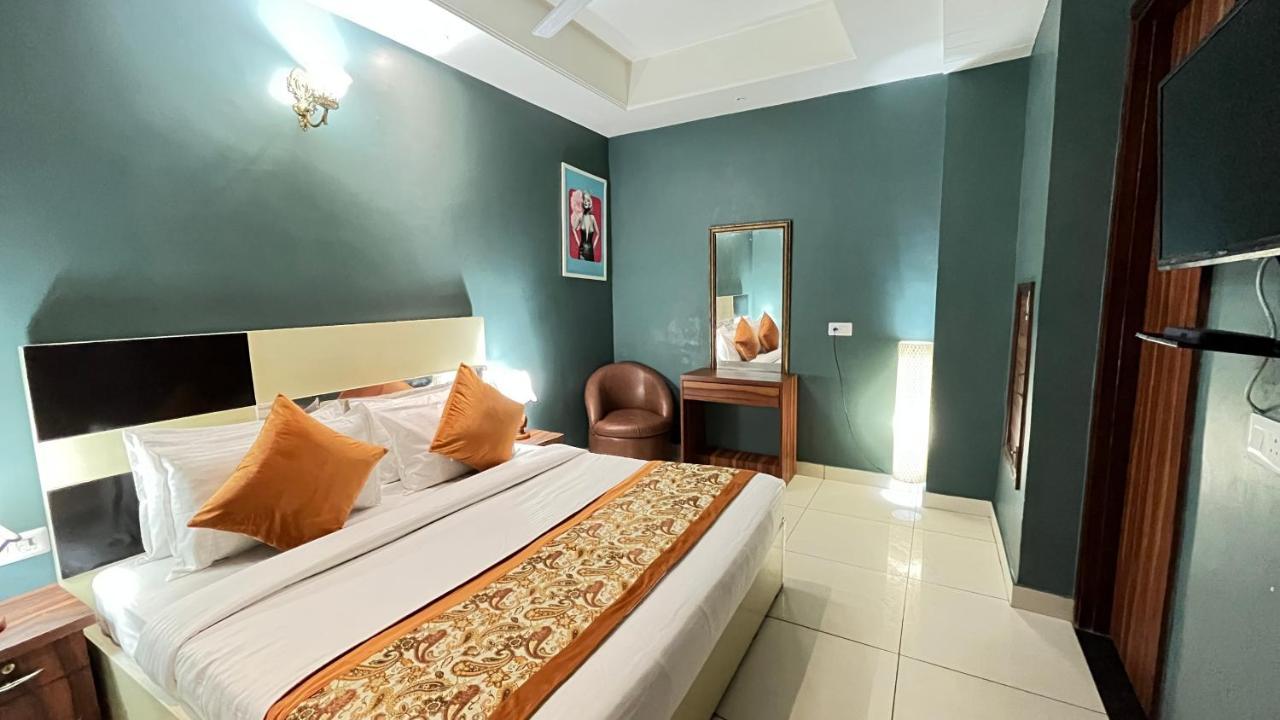 Qotel Hotel Church House Rohini Sector 15 Delhi  Buitenkant foto